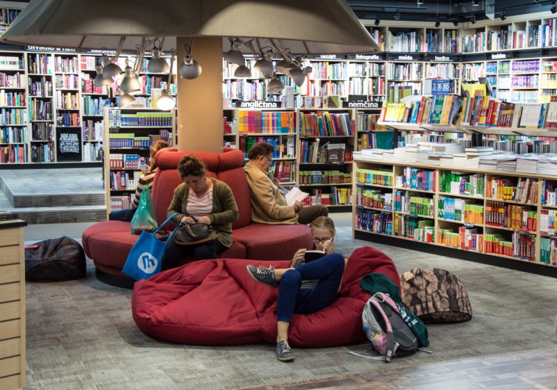 boutique-UTELLE-min_books_bookstore_book_reader_readers_reading_shop_sale_books-849006