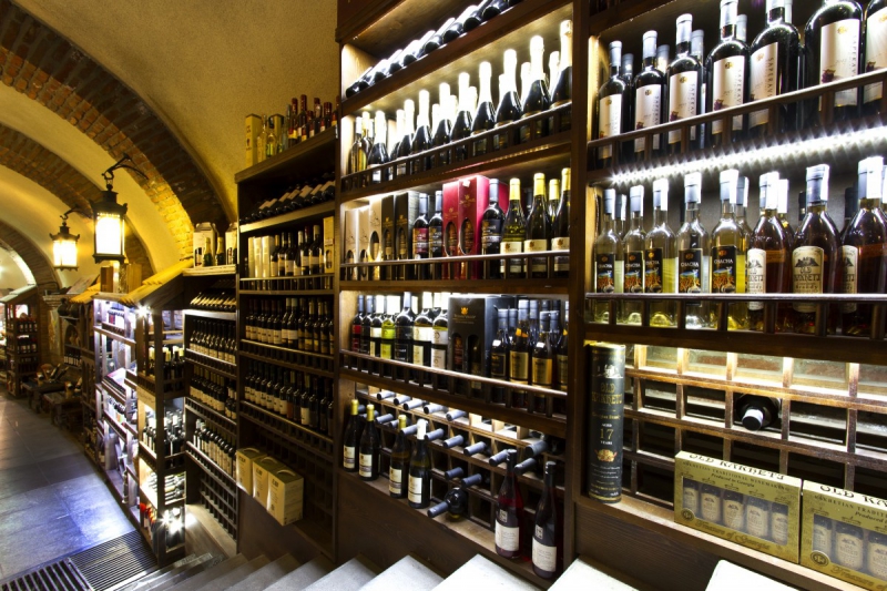 boutique-UTELLE-min_world_street_travel_shop_canon_georgia_wine_bottles-429767